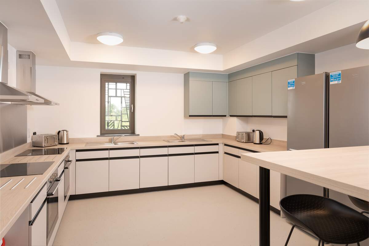 A band 4 ensuite kitchen in David Kato College. Example room layout. Actual layout and furnishings may vary. 
